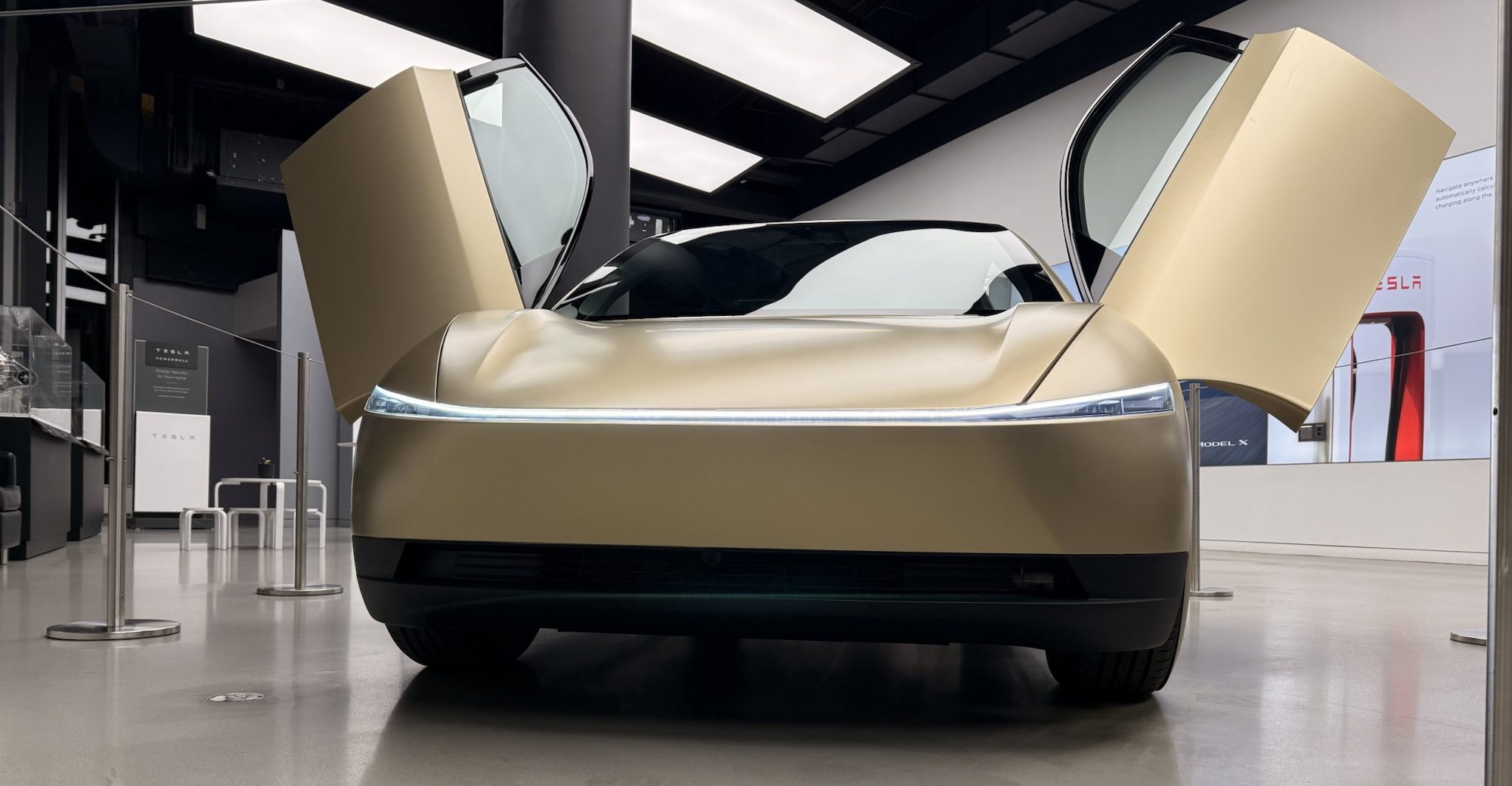 特斯拉Cybercab中国展出但明确不售不运营，Robotaxi策略生变？