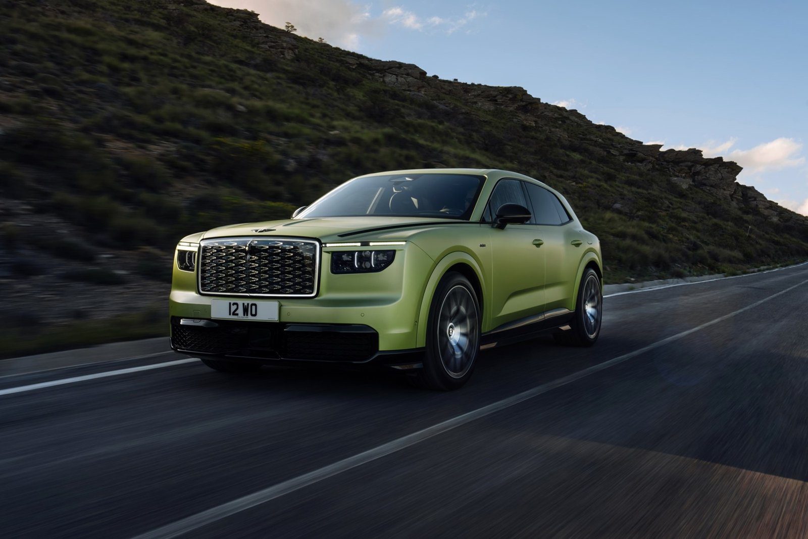 宾利首款纯电SUV Torcal发布：888马力，续航600公里