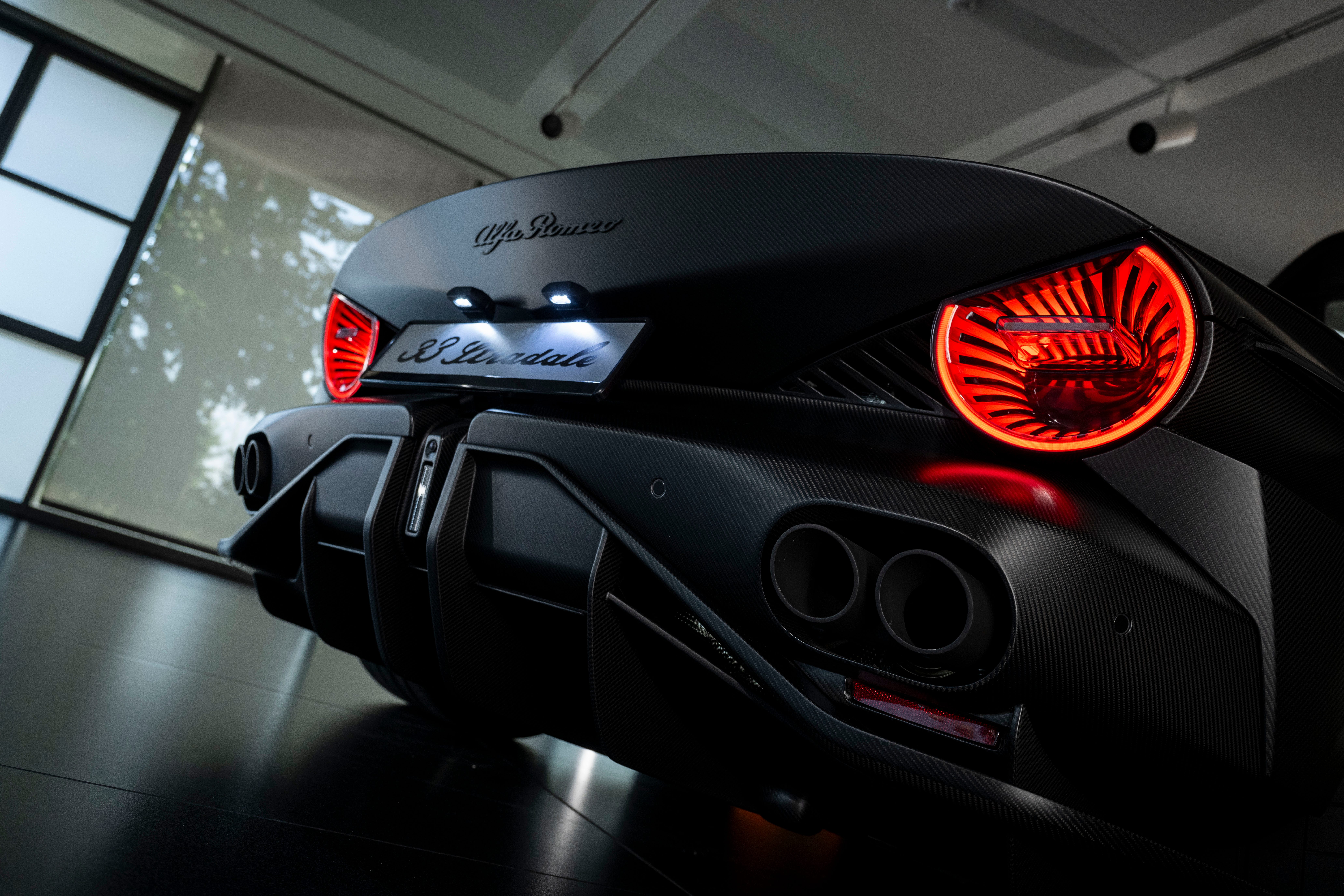 阿尔法·罗密欧33 Stradale Perla Nera:碳纤维定制的艺术与性能