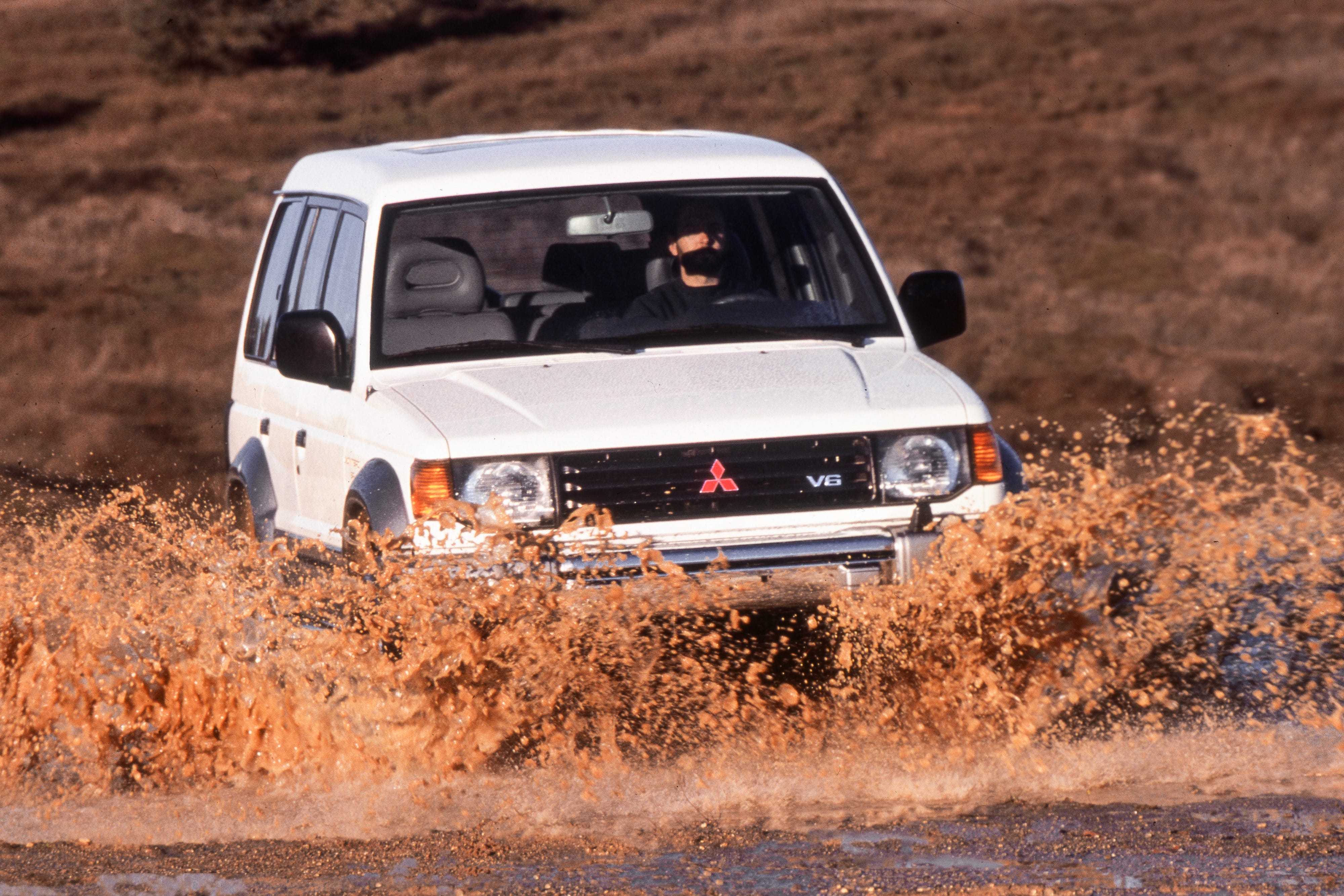 1995款三菱Montero SR:一辆开上路的科技杂货目录