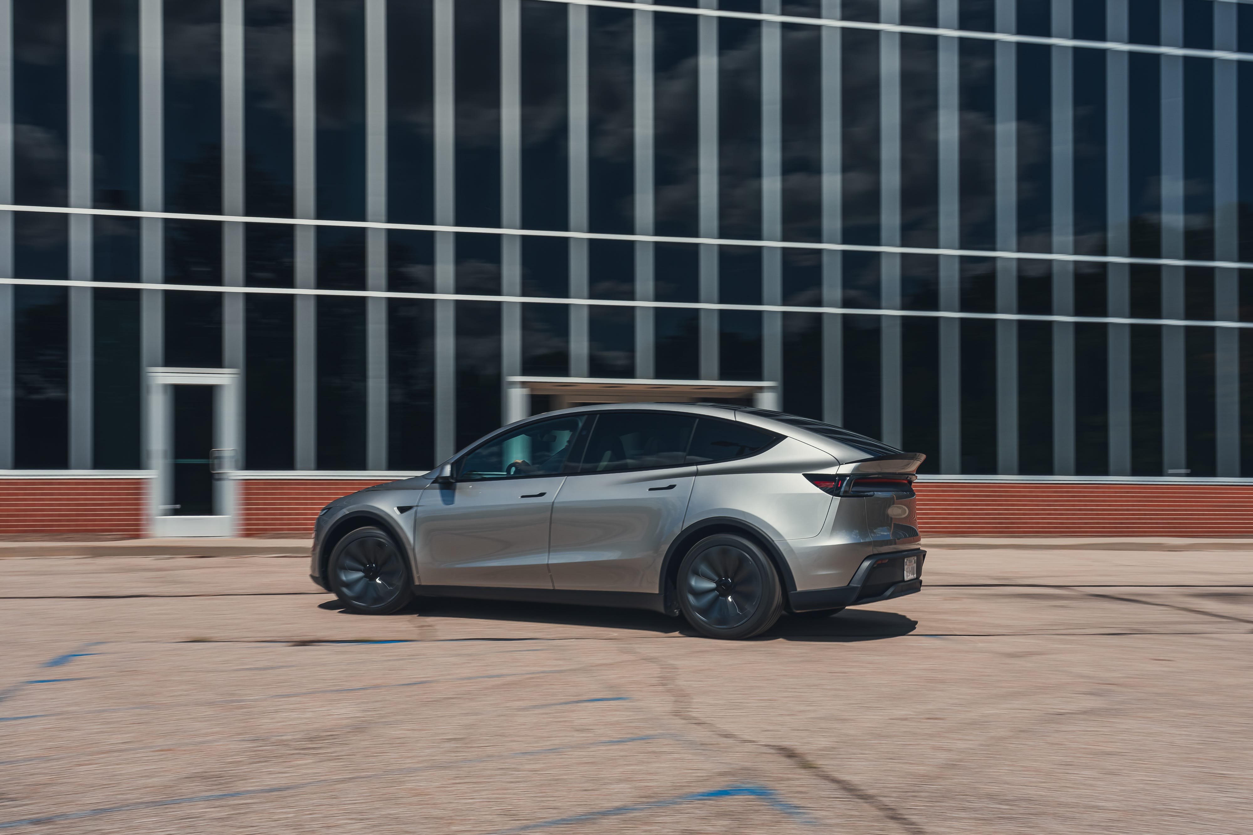 2027款特斯拉Model Y L试驾：三排六座却更像旅行车