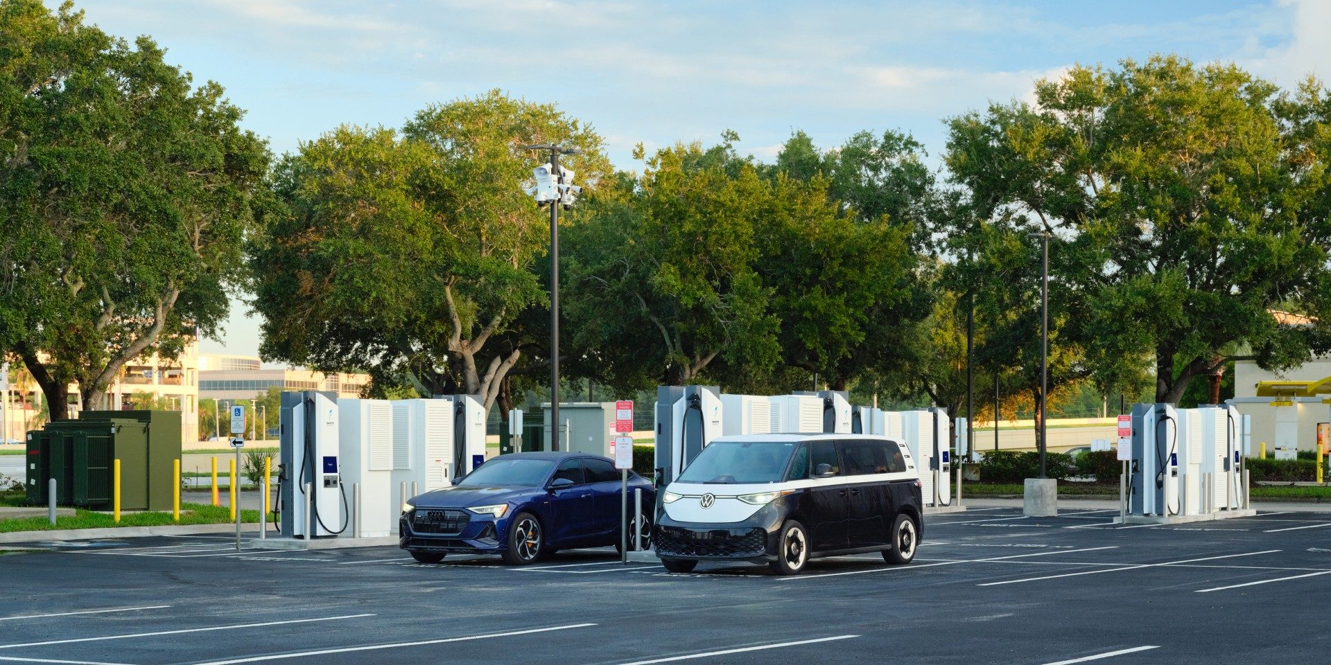 Electrify America最大充电站开业：主题公园旁的24桩快充
