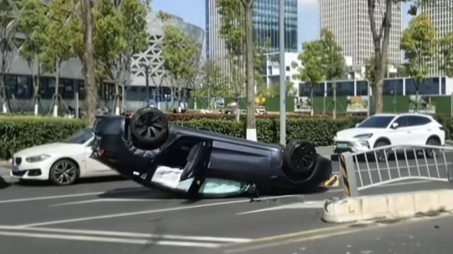 男子试乘特斯拉被女销售开翻车！8千精神抚慰金索赔遭拒