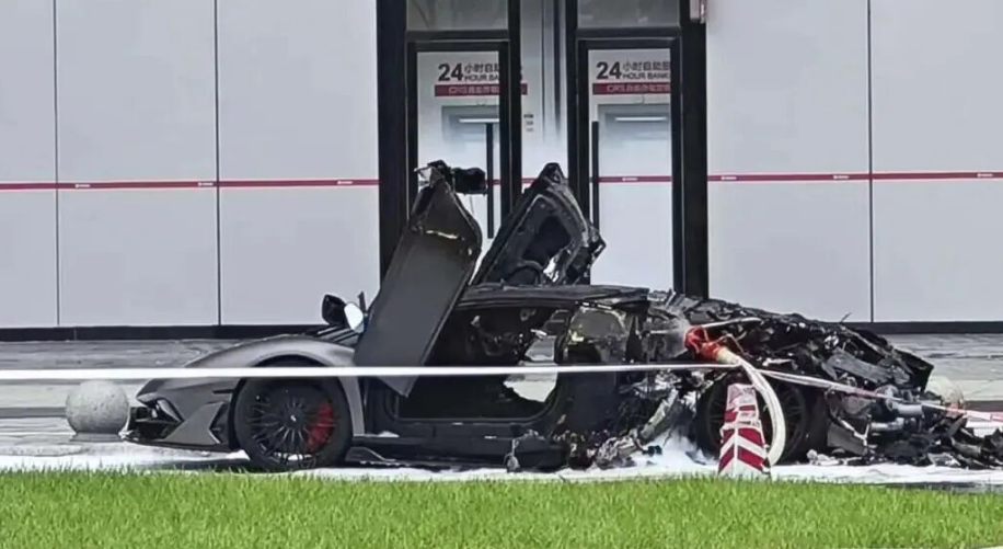 千万级兰博基尼SVJ广州街头自燃，整车近乎报废无人员伤亡