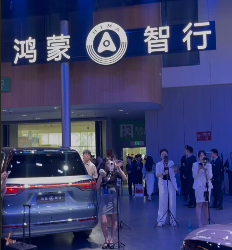 鸿蒙智行展台的主播最多！直播卖车怎么在成都车展成了主流?