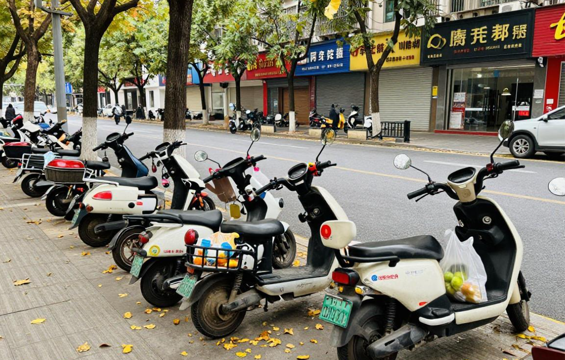 电动车充电困局：热搜背后的“里程焦虑”与“扫码陷阱”