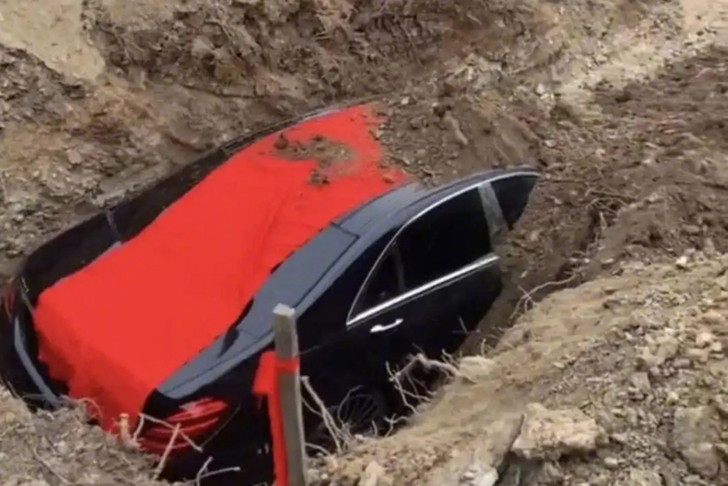 辽宁奔驰“8888”陪葬闹剧收场：埋下去的是车，挖出来的是罪