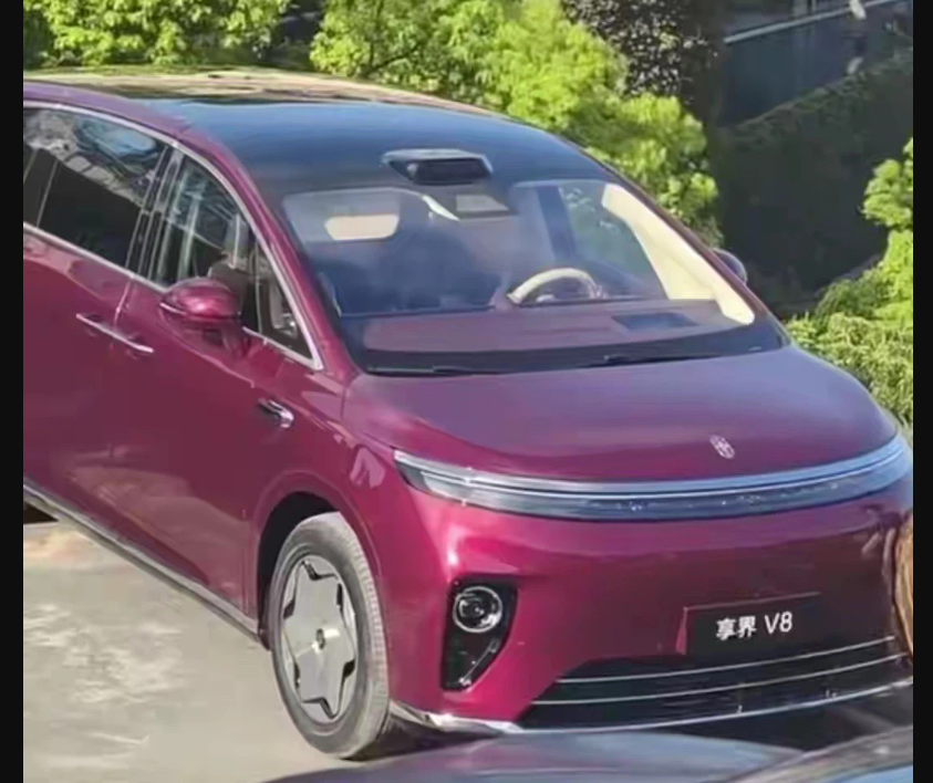 鸿蒙智行又要出新MPV?享界V8无伪装上路照曝光,这次设计大不同